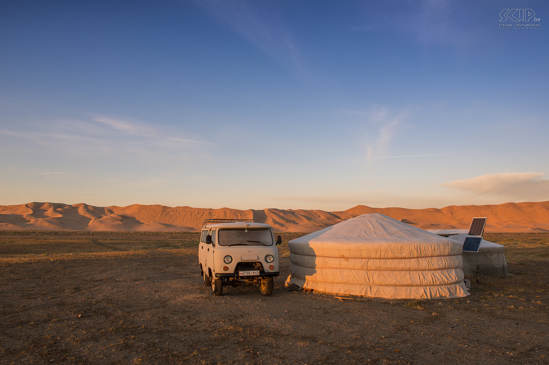 Gobi - Khongoryn Els - Ger en minivan Zonsopgang aan de gers van de nomade familie waar we logeerden nabij de Khongoryn Els zandduinen en onze Russische 4x4 minivan. Een ger (joert/yurt in het Russisch) is de typische verplaatsbare woning van Mongoolse nomaden. Tegenwoordig maken ze meestal ook gebruik van zonnecellen voor zowel verlichting, TV en DVD speler, opladen smartphone, ... Stefan Cruysberghs